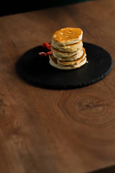 Close Filmato Una Pila Pancake Con Fragole Sul Tavolo Colazione — Foto Stock
