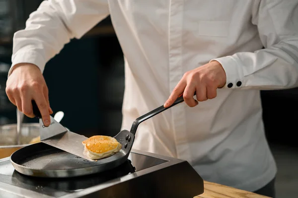Kok Bereidt Pannenkoeken Pannenkoeken Voor Het Ontbijt Een Professionele Keuken — Stockfoto