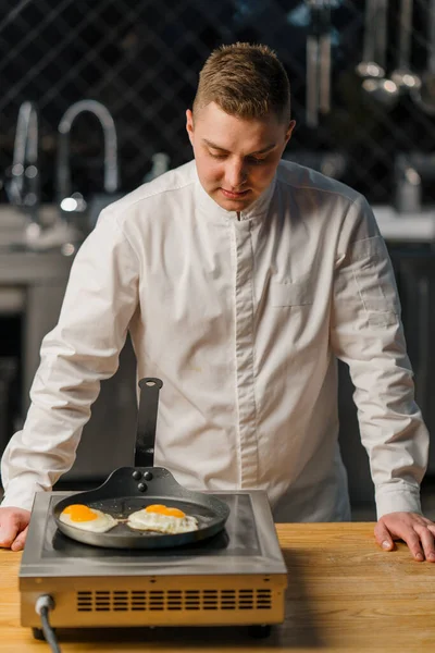 Chef Freír Huevos Pan Cocina Profesional Restaurante Desayuno — Foto de Stock