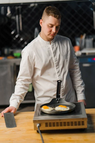 Chef Freír Huevos Pan Cocina Profesional Restaurante Desayuno — Foto de Stock