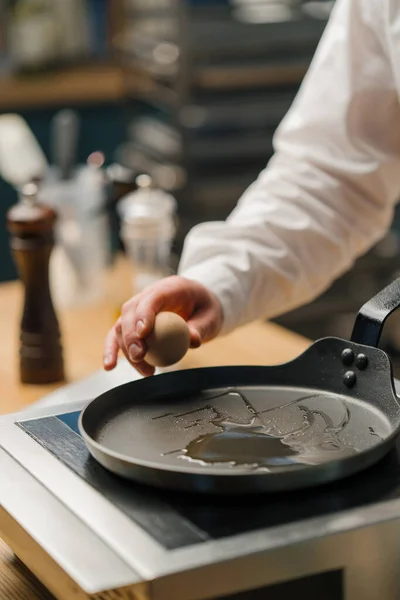 Een Kok Breekt Een Een Pan Het Bereiden Van Ontbijt — Stockfoto