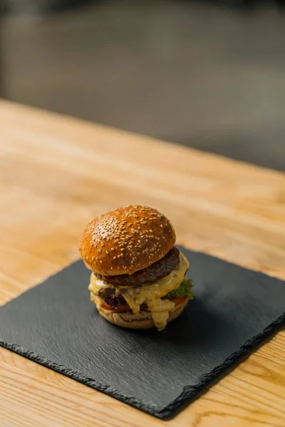 Smaczny Apetyczny Burger Bliska Cheeseburger Wołowiną Patty Restauracja — Zdjęcie stockowe