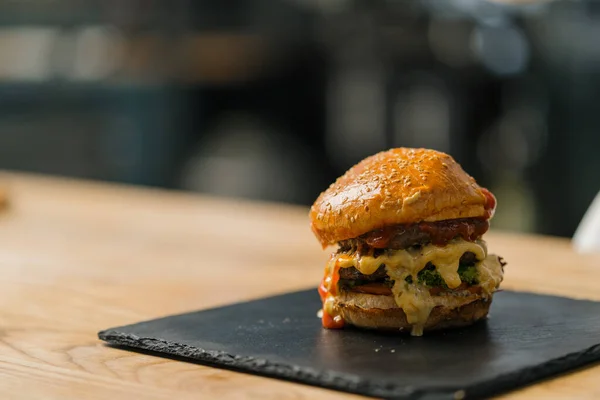 Lezzetli Iştah Açıcı Burger Biftek Köfteli Çizburger — Stok fotoğraf