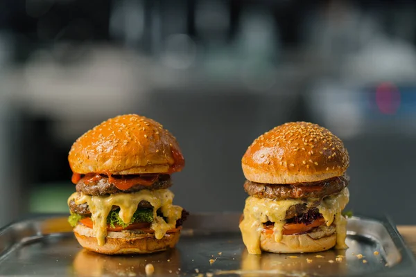 Lezzetli Iştah Açıcı Burger Biftek Soslu Çizburger Profesyonel Mutfak — Stok fotoğraf