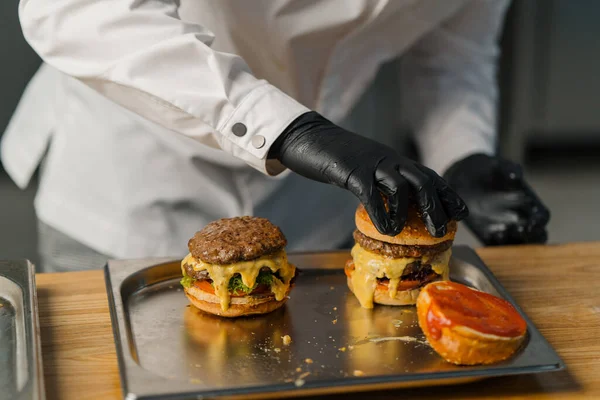Şef Leziz Bir Hamburger Hazırlıyor Profesyonel Mutfak Burgeri Etli Peynirli — Stok fotoğraf