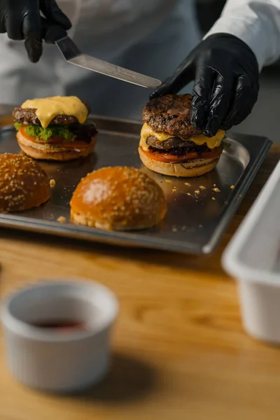 Şef Leziz Bir Hamburger Hazırlıyor Profesyonel Mutfak Burgeri Etli Peynirli — Stok fotoğraf