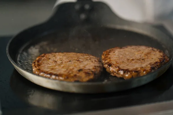 Sıcak Tavada Hamburger Köftesi Profesyonel Mutfakta Lezzetli Hamburgerler — Stok fotoğraf