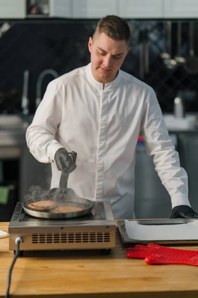 Chef Luvas Pretas Prepara Saboroso Hambúrguer Rissóis Panela Quente Cozinha — Fotografia de Stock
