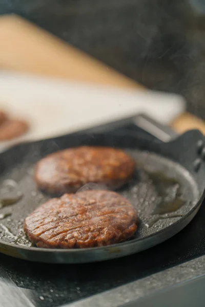 Sıcak Tavada Hamburger Köftesi Profesyonel Mutfakta Lezzetli Hamburgerler — Stok fotoğraf