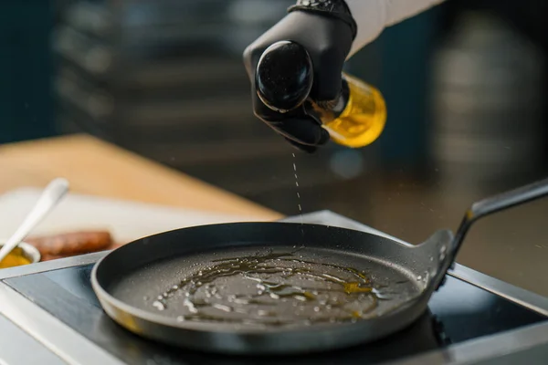 Kock Häller Olja Het Kastrull Professionellt Kök Matlagning Restaurang — Stockfoto