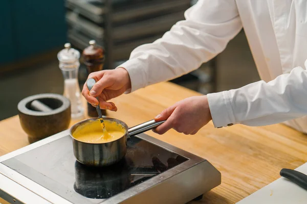 Šéfkuchař Připravuje Sýrovou Omáčku Sporáku Práce Profesionála Kuchyni Restaurace — Stock fotografie