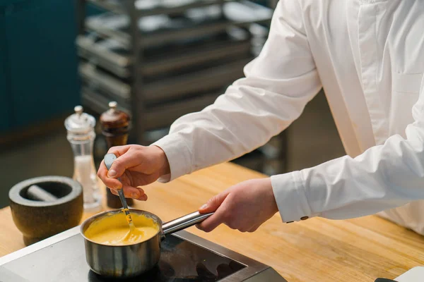 Chef Prepara Salsa Formaggio Sul Fornello Lavoro Professionista Nella Cucina — Foto Stock