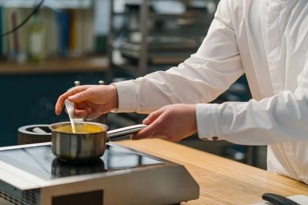 Aşçı Fırında Peynir Sosu Hazırlıyor Restoran Mutfağında Çalışan Bir Profesyonelin — Stok fotoğraf