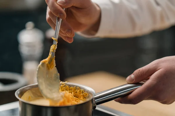 Chef Prepara Salsa Queso Estufa Trabajo Profesional Cocina Del Restaurante — Foto de Stock
