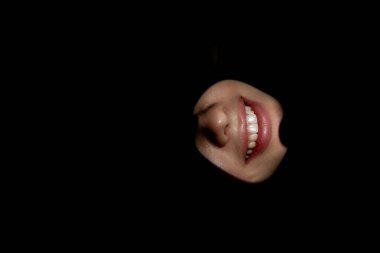 Diş hekimliği hastanın dişlerini muayene eder.