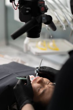 Diş hekimliği hastanın dişlerini muayene eder.