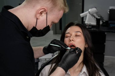 Hastanın dişlerinin muayenesi