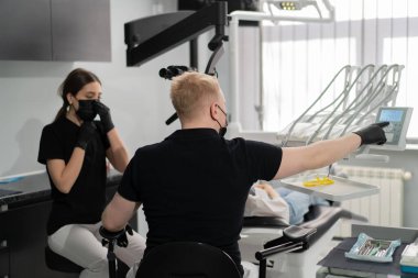 Diş hekimi asistanıyla muayene sonuçlarını tartıştı