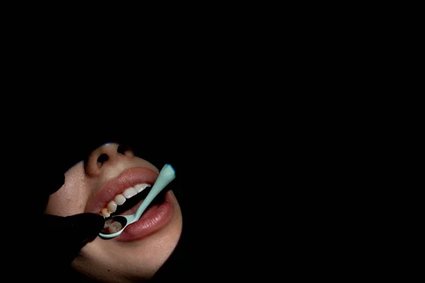 Dentisterie Dentiste Examine Les Dents Patient — Photo