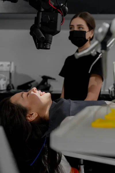 Paciente Odontologia Tira Uma Foto Dos Dentes — Fotografia de Stock