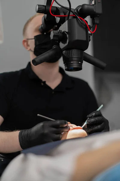 Odontologia Dentista Examina Paciente Através Microscópio — Fotografia de Stock