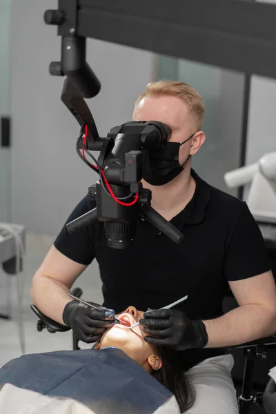 Tandheelkunde Een Tandarts Onderzoekt Een Patiënt Door Middel Van Microscoop — Stockfoto