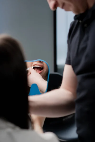 Médecin Dentisterie Consultation Sur Blanchiment Des Dents Sélection Des Couleurs — Photo