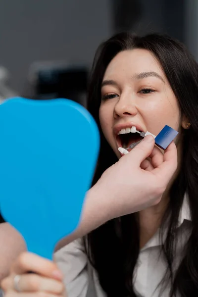 Consulta Con Médico Odontología Sobre Blanqueamiento Dental Selección Color —  Fotos de Stock