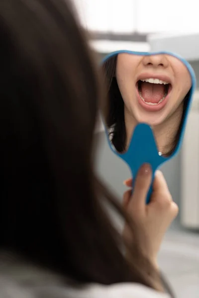 Zahnmedizin Ein Zufriedener Patient Blickt Spiegel Auf Seine Zähne — Stockfoto