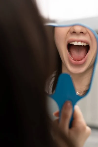 Dişçilik Tatmin Olmuş Bir Hasta Aynada Dişlerine Bakar — Stok fotoğraf