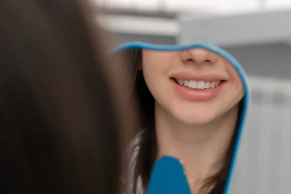 Dişçilik Tatmin Olmuş Bir Hasta Aynada Dişlerine Bakar — Stok fotoğraf