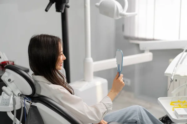 Zubní Lékařství Spokojený Pacient Podívá Zrcadla Své Zuby — Stock fotografie