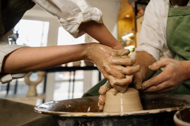 Çömlek atölyesi çömlekçisi çömlekçiden yapılmış çömlekçi tekerleği ürünü ile ana sınıfı yönetir.