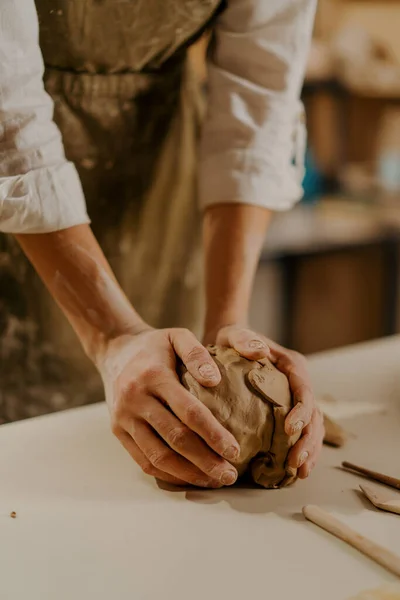 陶器作坊主人双手放在桌子上 在工具间揉捏泥土 — 图库照片