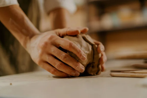 Oficina Cerâmica Mestre Amassa Argila Com Mãos Mesa Entre Ferramentas — Fotografia de Stock