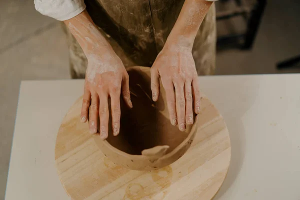 Oficina Cerâmica Mãos Mestre Sobre Produto Acabado Feito Pratos Argila — Fotografia de Stock