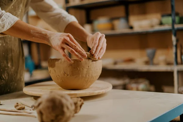 在陶器作坊里 主人用手在桌上雕刻粘土盘 — 图库照片