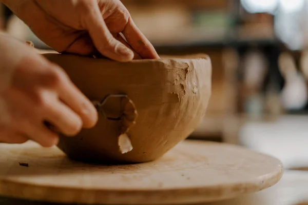 Oficina Cerâmica Mestre Processa Produto Com Laço Barro Esculpe Pratos — Fotografia de Stock