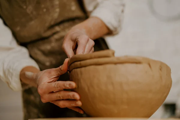 在陶器作坊里 主人用手在桌上雕刻粘土盘 — 图库照片