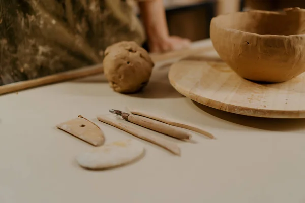 一个陶工在陶器工场用陶工的刀作陶瓷瓶 — 图库照片