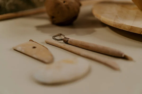 Hrnčíř Pracuje Hliněné Váze Hrnčířským Nožem Keramické Dílně — Stock fotografie