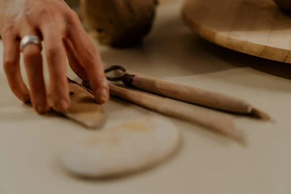 Çömlekçi Çömlek Atölyesinde Çömlekçi Bıçağıyla Kilden Vazo Yapar — Stok fotoğraf