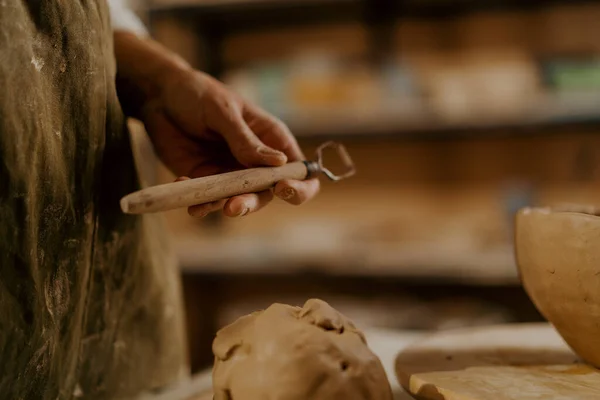 Oficina Potter Uma Ferramenta Para Processamento Argila Nas Mãos Mestre — Fotografia de Stock