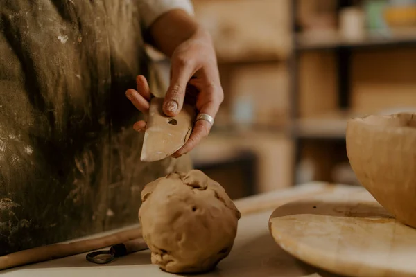 波特的作坊是一种加工粘土的工具 放在桌上 — 图库照片