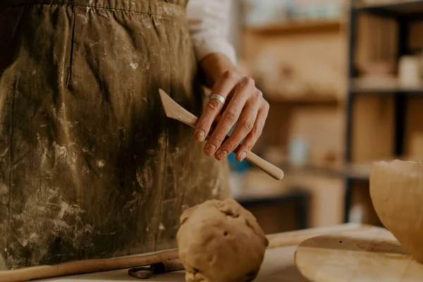 陶工の工房 粘土を粘土で処理するためのツールはテーブルの上にあります — ストック写真