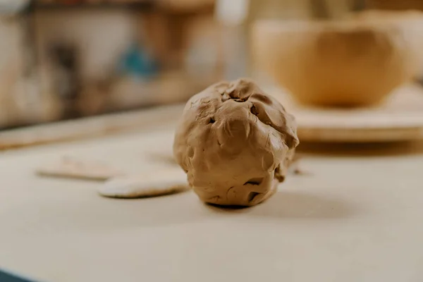 陶器工房モデリング粘土は陶器の道具の間にテーブルの上にある — ストック写真
