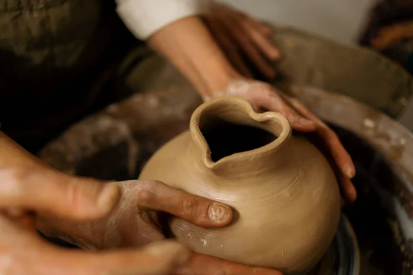 Pottery Workshop Hrnčíř Učí Studenta Sochařství Džbánek Hliněného Páru Zabývá — Stock fotografie