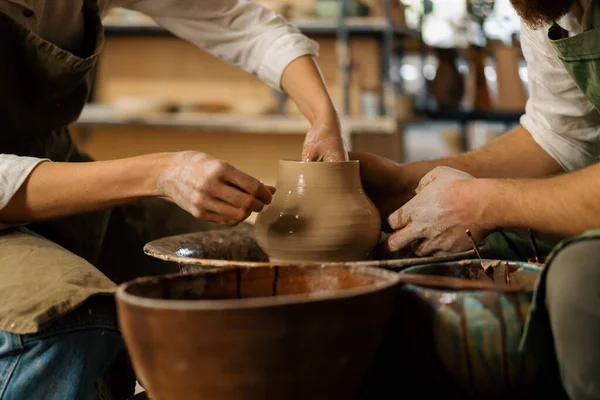 陶器作坊一位陶工教学生用黏土夫妇的木壶做陶器 — 图库照片
