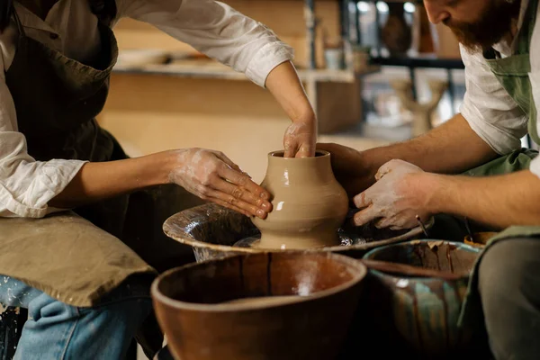 Laboratorio Ceramica Vasaio Insegna Allo Studente Scolpire Brocca Argilla Coppia — Foto Stock