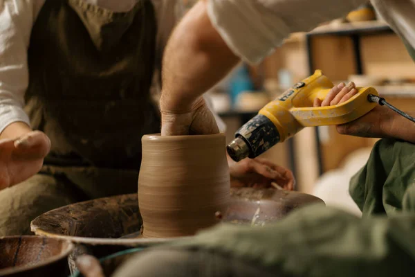 陶工在陶器作坊里烘干已完成的黏土壶 — 图库照片